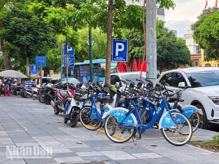Người dân mong muốn xe đạp công cộng cho thuê có thêm phương án cho các gia đình có con nhỏ. (Ảnh: MINH DUY)