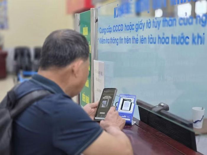 Vé tàu được mở bán rộng rãi trên cả nước thông qua nhiều kênh khác nhau như website bán vé điện tử, tại các nhà ga, đại lý chính thức, cũng như qua các ứng dụng thanh toán điện tử và ngân hàng.
