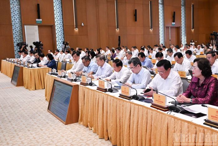 Các đồng chí Ủy viên Bộ Chính trị, Bí thư Trung ương Đảng; các đồng chí lãnh đạo Đảng, Nhà nước, Mặt trận Tổ quốc Việt Nam cùng lãnh đạo các ban, bộ, ngành, cơ quan Trung ương dự phiên họp.