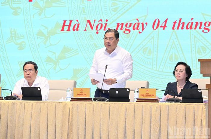 Phó Thủ tướng Thường trực Phạm Gia Túc phát biểu tại phiên họp.