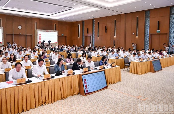 Các đồng chí Ủy viên Bộ Chính trị, Bí thư Trung ương Đảng; các đồng chí lãnh đạo Đảng, Nhà nước, Mặt trận Tổ quốc Việt Nam cùng lãnh đạo các ban, bộ, ngành, cơ quan Trung ương dự phiên họp.