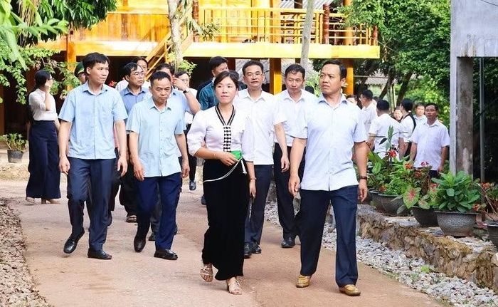 Đồng chí Trần Tiến Dũng (đầu tiên bên phải ảnh), Bí thư Tỉnh ủy Điện Biên khảo sát thực tế vận hành mô hình du lịch cộng đồng tại bản văn hóa Nà Sự, xã Mường Chà, tỉnh Điện Biên.
