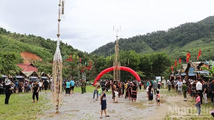 Lễ hội thu hút đông đảo nhân dân địa phương và du khách đến tham gia.