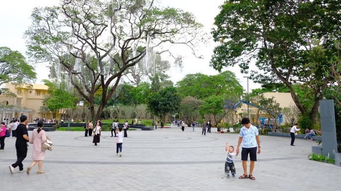 Người dân vui chơi, sinh hoạt tại Công viên Lý Thái Tổ. (Ảnh: THẾ ANH)