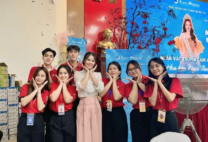 Hoa hậu Phạm Thị Ngọc Thanh cùng các bạn trẻ.