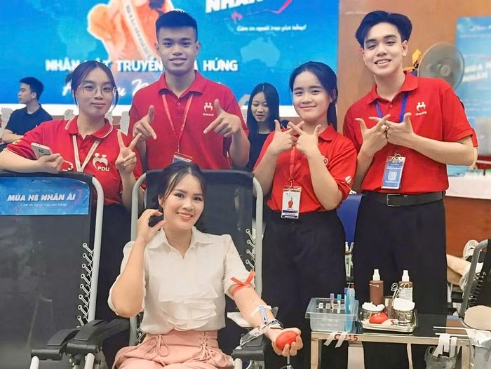Hoa hậu Phạm Thị Ngọc Thanh trong một lần hiến máu.