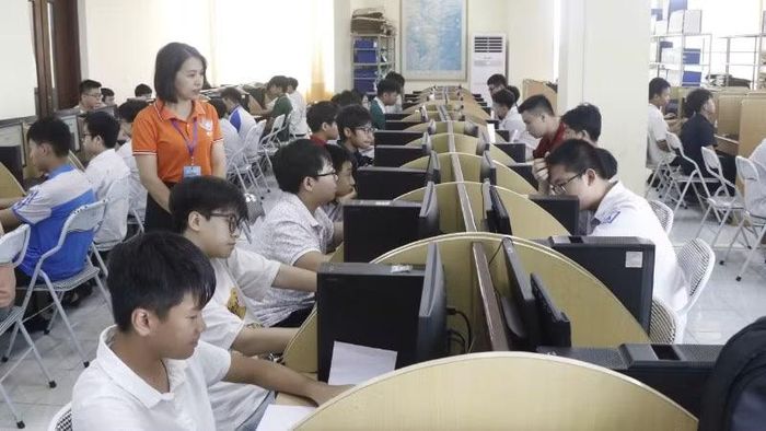 Các thí sinh ổn định vị trí, sẵn sàng dự thi.
