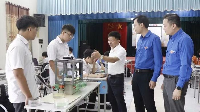 Ban tổ chức động viên các thí sinh trước giờ thi.