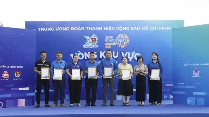 Ban tổ chức trao Chứng nhận cho các đơn vị tỉnh, thành đoàn tham gia Hội thi.