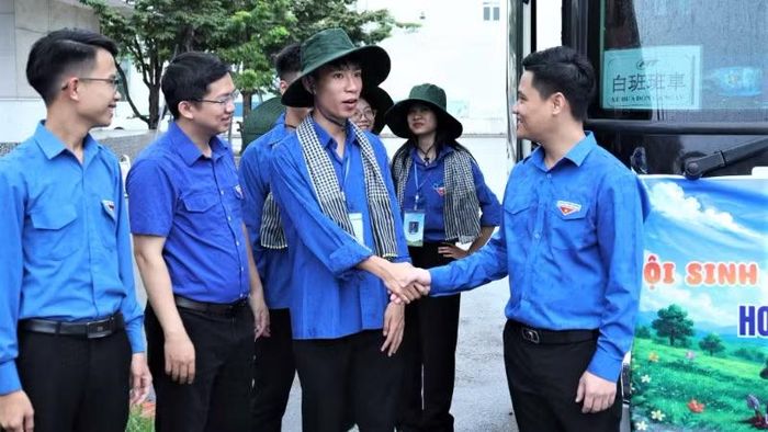 Đại diện lãnh đạo Tỉnh đoàn Nghệ An động viên, dặn dò các sinh viên tình nguyện trước khi lên đường.