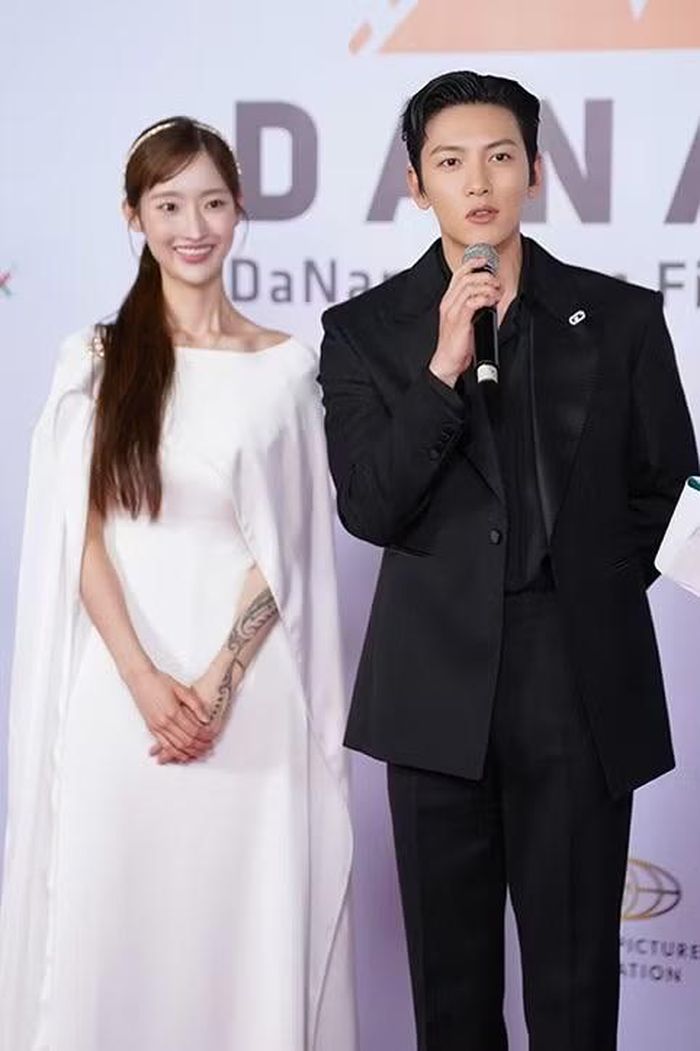Idol Nation và nam tài tử Hàn Quốc Ji Chang Wook trên thảm đỏ Liên hoan phim.