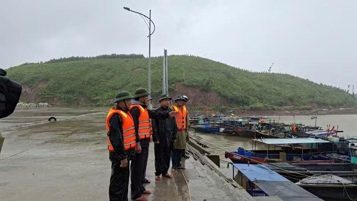 Lãnh đạo xã Đầm Hà kiểm tra tình hình neo đậu tàu thuyền tại các khu neo đậu tàu thuyền trên địa bàn.