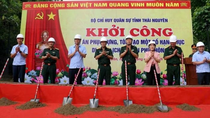 Đại biểu thực hiện nghi thức khởi công. (Ảnh: DUY ĐỨC)