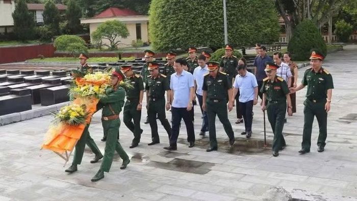 Đại biểu dâng hương tại Nghĩa trang Liệt sĩ Phủ Thông. (Ảnh: DUY ĐỨC)