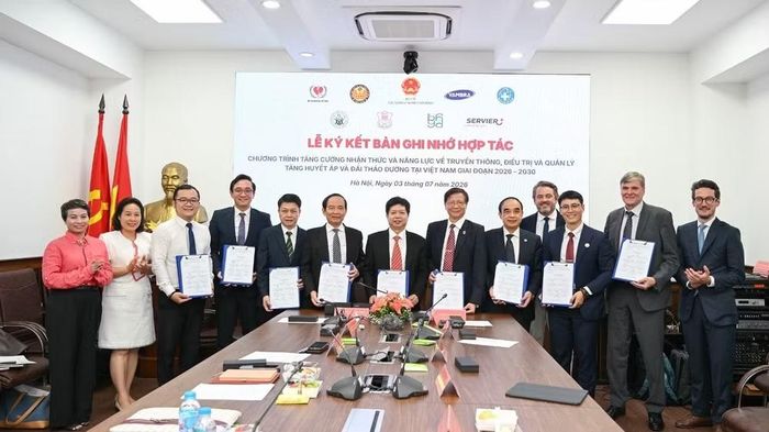 Quang cảnh lễ ký kết giữa các đơn vị.