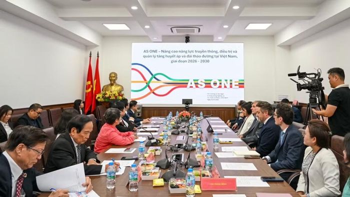 Các đại biểu theo dõi phần thể hiện nội dung chương trình hợp tác.