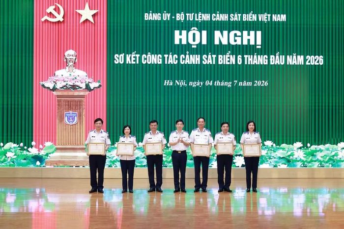 Trao Bằng khen của Bộ trưởng Quốc phòng cho các tập thể và cá nhân có thành tích xuất sắc trong thực hiện nhiệm vụ.