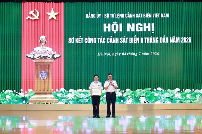 Trao Bằng khen của Bộ trưởng Quốc phòng cho Trung tướng Bùi Quốc Oai, Chính ủy Cảnh sát biển Việt Nam.