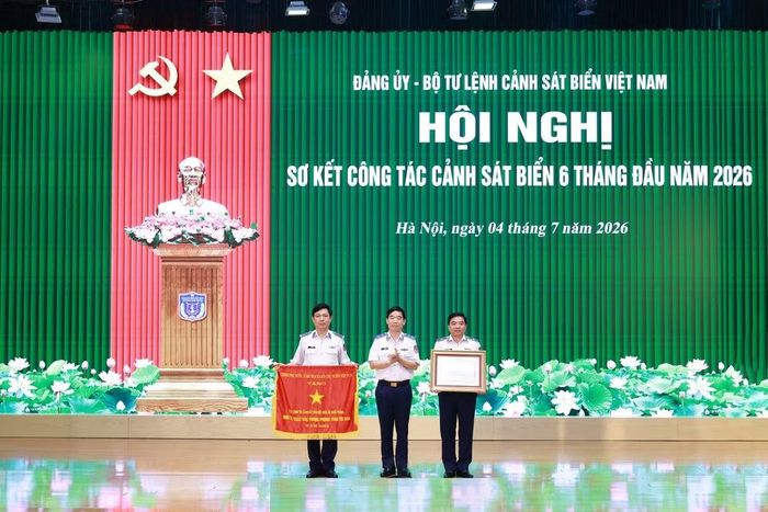 Trao Cờ thi đua của Chính phủ cho tập thể Cục Chính trị và Bằng khen của Thủ tướng Chính phủ cho Thiếu tướng Đào Bá Việt, Tư lệnh Vùng Cảnh sát biển 4.