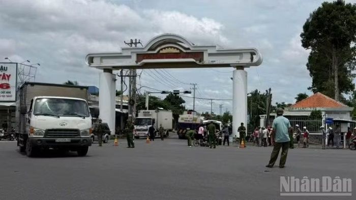 Lực lượng công an khám nghiệm hiện trường vụ tai nạn.