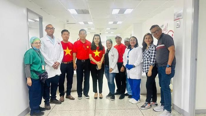 Cán bộ và nhân viên Đại sứ quán Việt Nam chụp ảnh kỷ niệm với cán bộ nhân viên Ngân hàng máu Hemocentro. (Ảnh: Đại sứ quán Việt Nam tại Venezuela cung cấp)
