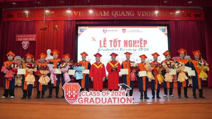 Khoa Kỹ thuật và Công nghệ trao bằng tốt nghiệp cho 68 tân kỹ sư.