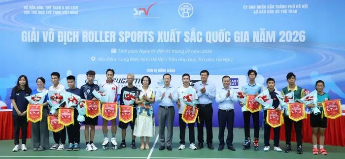 Ban tổ chức tặng hoa, cờ lưu niệm cho đại diện các đoàn tham dự