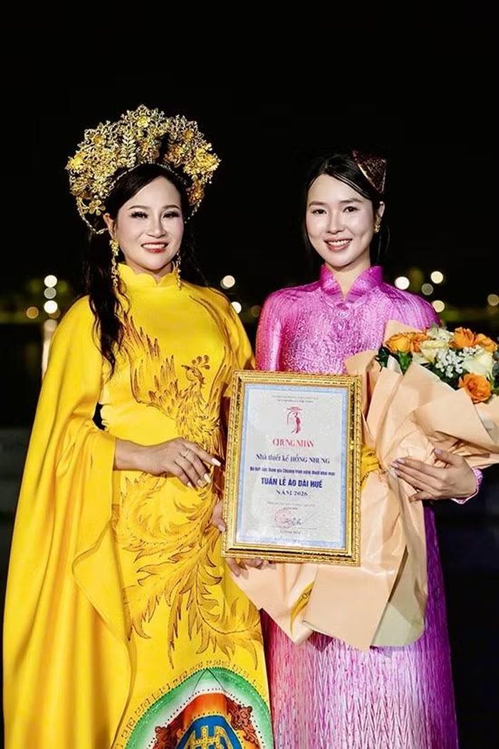 Nhà thiết kế Hồng Nhung cùng nhà thiết kế, Tổng đạo diễn Lan Vy.