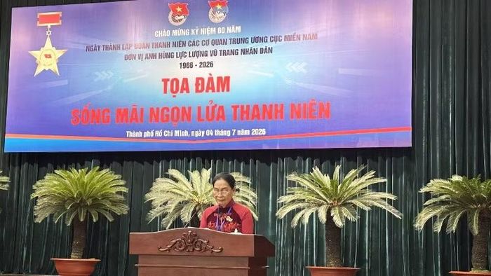 Đại diện Ban Giao bưu-Thông tin (Trung ương Cục miền nam) trình bày tham luận tại tọa đàm.