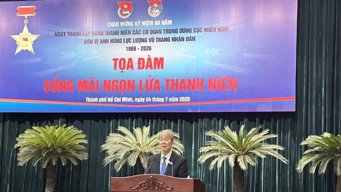 Đồng chí Nguyễn Hữu Châu, Phó Chủ nhiệm Thường trực Câu lạc bộ Truyền thống kháng chiến Đoàn Thanh niên các cơ quan Trung ương Cục miền Nam, phát biểu tại tọa đàm.