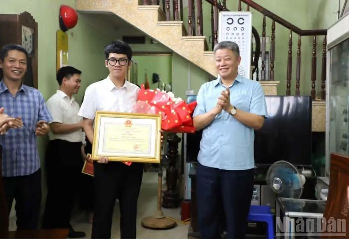 Chủ tịch tỉnh Hưng Yên mong muốn em Minh tiếp tục nỗ lực phấn đấu học tập và giữ vững phong độ trên môi trường đại học.