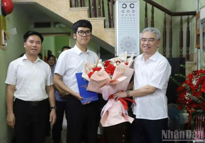 Giám đốc Sở Giáo dục và Đào tạo tỉnh Hưng Yên Phạm Đồng Thụy tặng hoa chúc mừng.