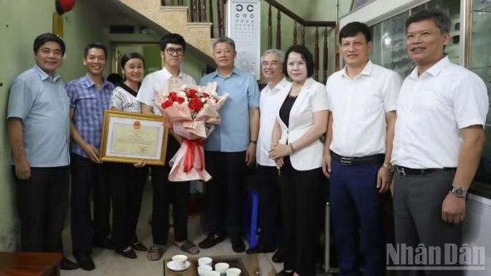 Chủ tịch Ủy ban nhân dân tỉnh Hưng Yên Nguyễn Mạnh Quyền đến nhà thủ khoa toàn quốc tổ hợp A01 chúc mừng và tặng Bằng khen.