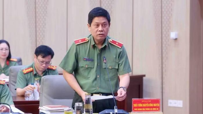 Phó Chánh Văn phòng Bộ Công an, Thiếu tướng Nguyễn Hồng Nguyên báo cáo tình hình.