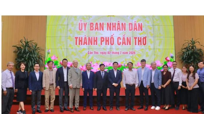 Lãnh đạo thành phố Cần Thơ và Đoàn công tác Hàn Quốc chụp ảnh lưu niệm tại buổi làm việc. (Ảnh: Ánh Nguyên)