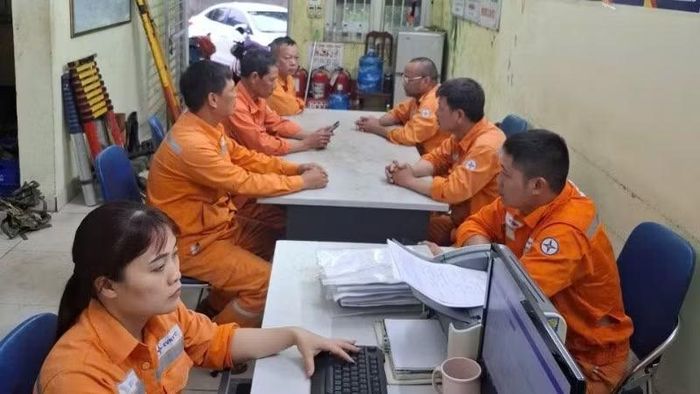  Tại các Điện lực rà soát phương án ứng trực và duy trì lực lượng trực phòng, chống bão 24/24 giờ nhằm kịp thời xử lý các tình huống phát sinh do bão số 1. 