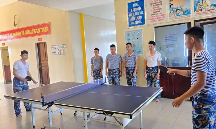 Chơi bóng bàn trên nhà giàn DK1.