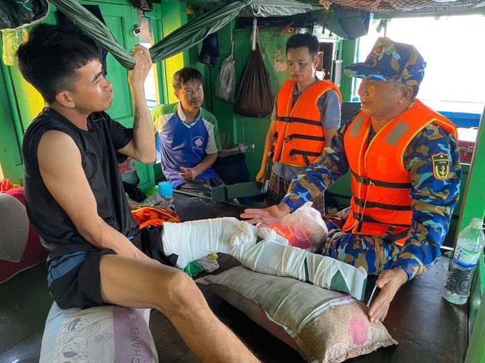 Quân y nhà giàn DK1/9 băng bó chân cho một ngư dân bị tai nạn lao động trên biển.
