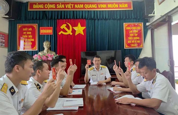 Biểu quyết trong sinh hoạt Đảng tại nhà giàn DK1.