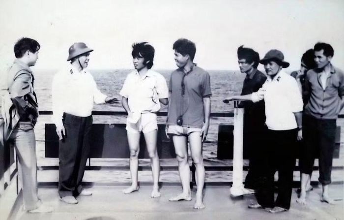 Đô đốc Giáp Văn Cương, Tư lệnh Hải quân (đội mũ cối) kiểm tra nhà giàn 1A Tư Chính vào tháng 7/1989.