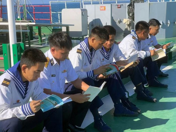 Cán bộ, chiến sĩ nhà giàn đọc sách, báo vào sáng sớm.