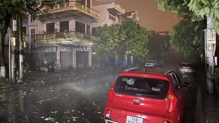 Mưa lớn kèm gió giật mạnh khiến một số khu vực trên địa bàn phường Móng Cái 1 bị mất điện. (Ảnh: Báo và Phát thanh truyền hình Quảng Ninh)