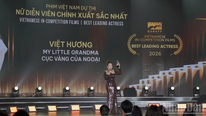 Thái Hòa và Việt Hương giành giải Nam và Nữ diễn viên chính phim Việt Nam dự thi xuất sắc nhất.