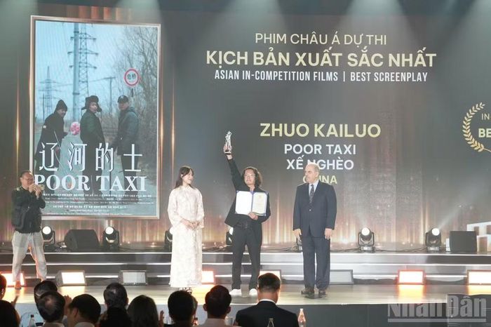 Tác giả Zhuo KaiLuo nhận giải Kịch bản xuất sắc nhất.