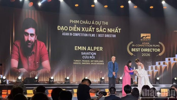 Giải thưởng Đạo diễn phim châu Á xuất sắc nhất được trao cho đại diện đoàn làm phim.