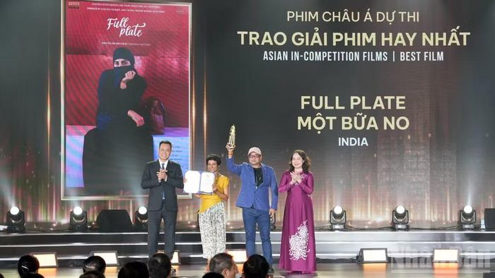 Phó Chủ tịch nước Võ Thị Ánh Xuân và Bí thư Thành ủy Đà Nẵng Lê Ngọc Quang trao giải Phim châu Á xuất sắc nhất cho đoàn làm phim "Full plate". (Ảnh: TÙNG LÂM)