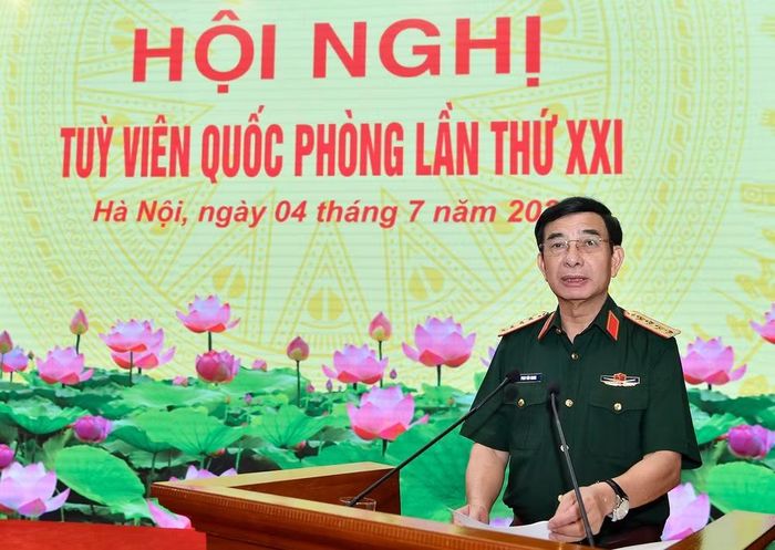 Đại tướng Phan Văn Giang, Ủy viên Bộ Chính trị, Phó Bí thư Quân ủy Trung ương, Phó Thủ tướng Chính phủ, Bộ trưởng Quốc phòng phát biểu tại hội nghị.