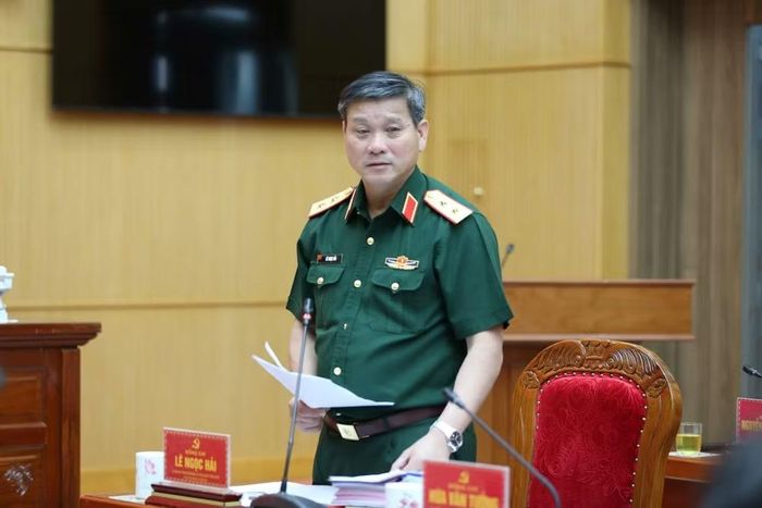 Trung tướng Lê Ngọc Hải, Ủy viên Ban Chấp hành Trung ương Đảng, Ủy viên Quân ủy Trung ương, Phó Bí thư Đảng ủy, Tư lệnh Quân khu 5 thảo luận tại hội nghị.