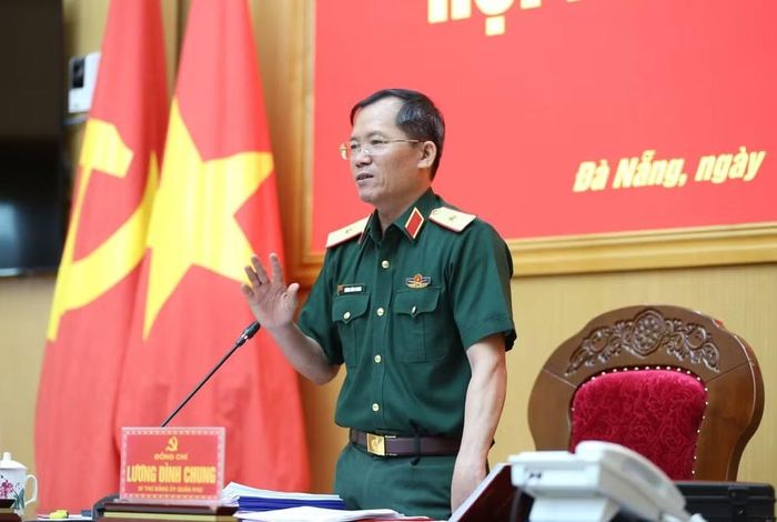 Thiếu tướng Lương Đình Chung, Bí thư Đảng ủy, Chính ủy Quân khu 5, phát biểu chỉ đạo tại hội nghị.