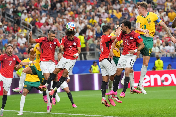 Mohamed Hany (số 3, Ai Cập) đánh đầu phản lưới nhà, "biếu" Australia bàn san bằng tỷ số 1-1. Ảnh: AP